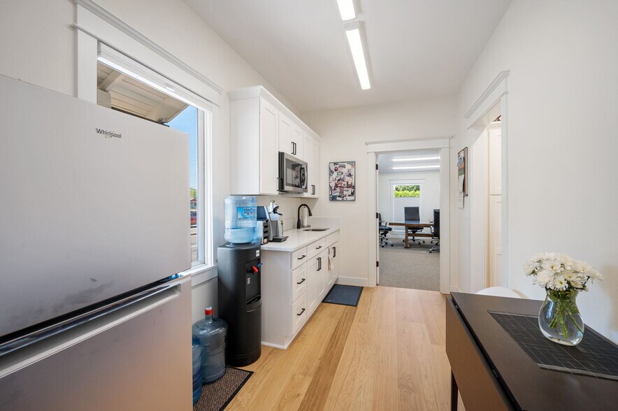 More Photos Of 1005 N Main Ave, Gresham Office For Sale