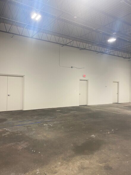 More Photos Of 1320 Lincoln Ave, Holbrook Warehouse For Lease