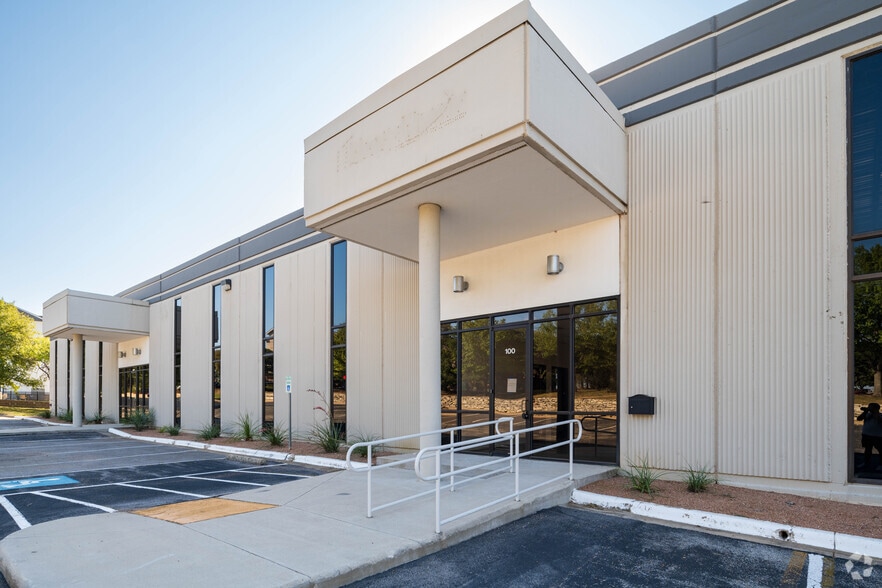 More Photos Of 7615 Metro Center Dr, Austin Warehouse For Lease