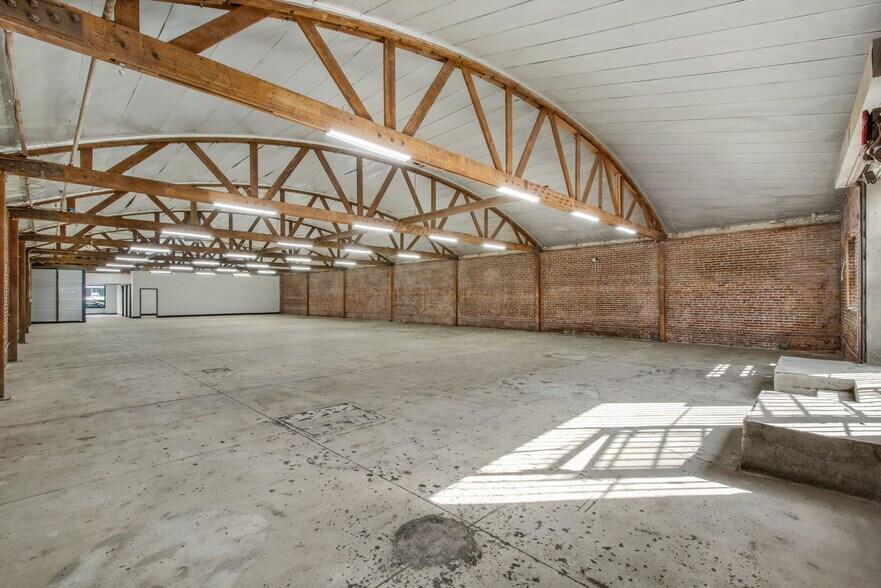 More Photos Of 236 W 18th St, Los Angeles Warehouse For Lease