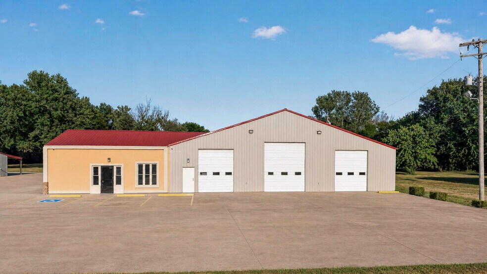 More Photos Of 412 N Mickey Mantle Blvd, Commerce Auto Repair For Sale
