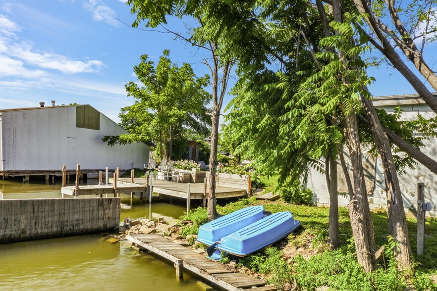 More Photos Of 1227 Water St, Port Huron General Retail For Sale