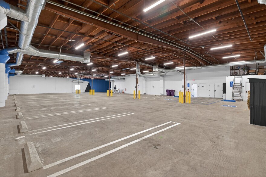 More Photos Of 1322-1326 Obispo Ave, Long Beach Warehouse For Lease