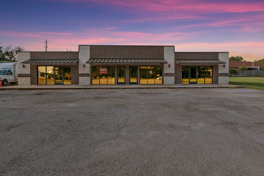 More Photos Of 3300 W Park Row, Arlington Storefront For Lease