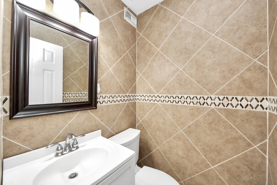 More Photos Of 2001 John St, Pasadena Office For Sale