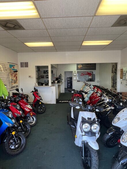 More Photos Of 851-859 US Highway 41 Byp S, Venice Storefront For Lease