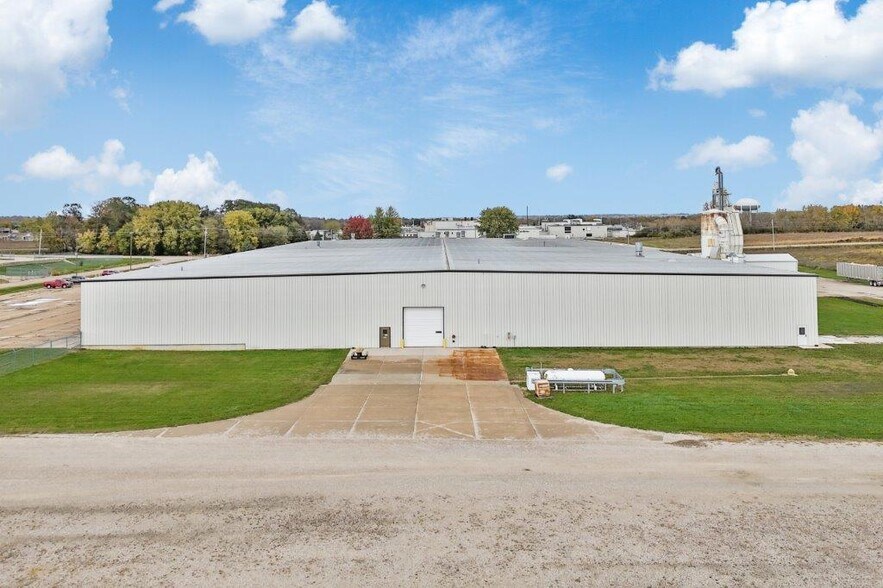 More Photos Of 1100 11th St, Charles City Warehouse For Sale