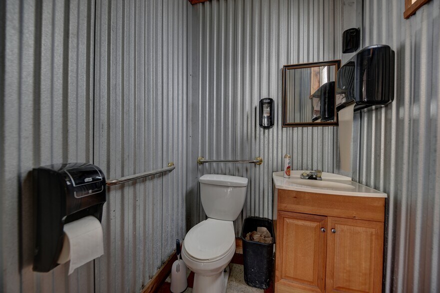 More Photos Of 307 E Alamo St, Brenham Auto Repair For Sale