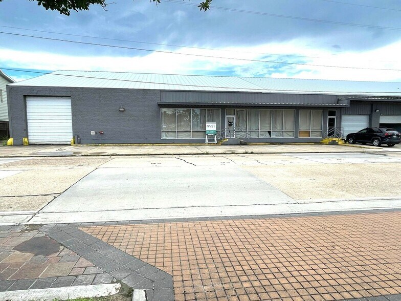 Primary Photo Of 1201 Lakeshore Dr, Lake Charles Distribution For Lease