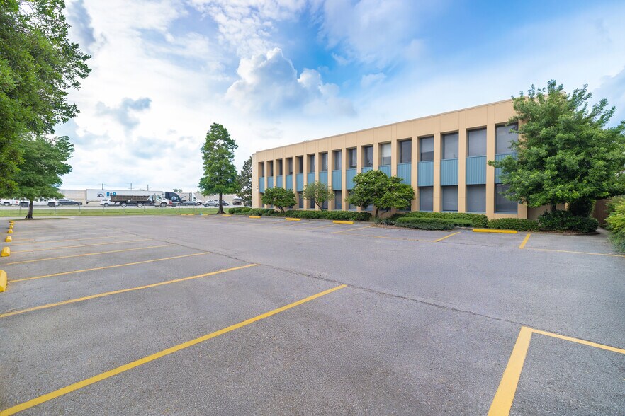 More Photos Of 4300 S I-10 Service Rd, Metairie Loft Creative Space For Lease