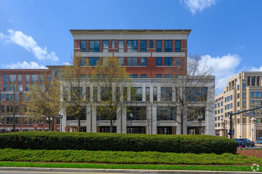 More Photos Of 1900 Duke St, Alexandria Office For Lease