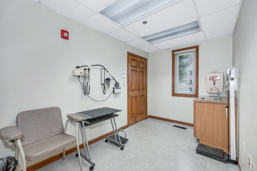 More Photos Of 4 Courthouse Ln, Chelmsford Medical For Sale