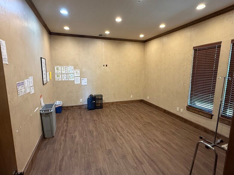 More Photos Of 2913 Overland Trl, Sherman Medical For Lease