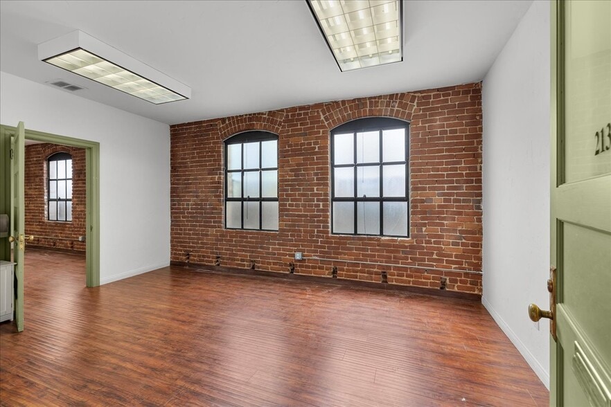More Photos Of 1002-1008 S Pacific Ave, San Pedro Storefront Retail Office For Lease