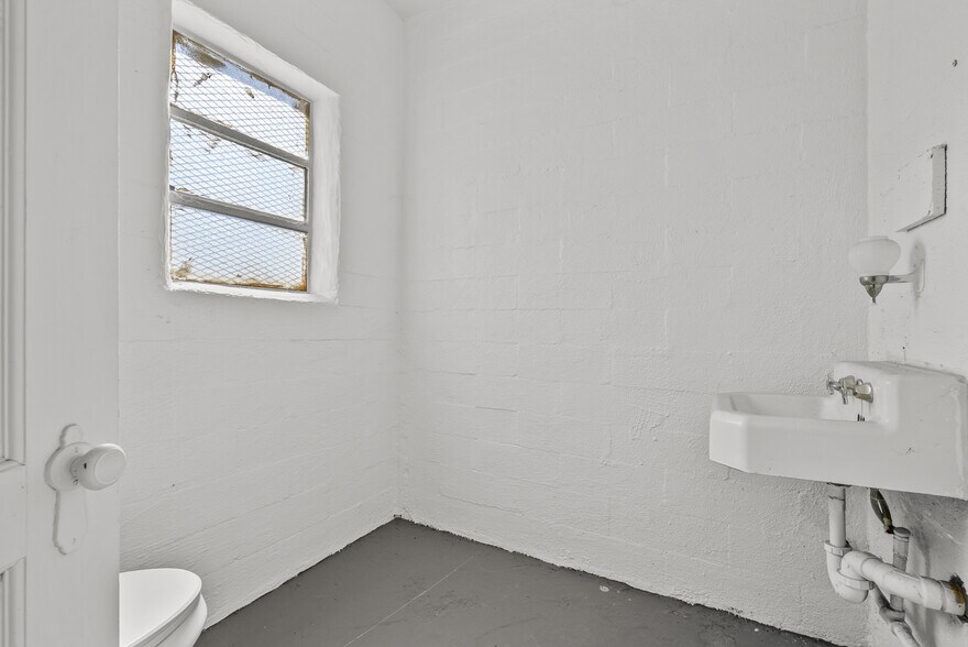 More Photos Of 550 Highway 46, Wasco Warehouse For Lease