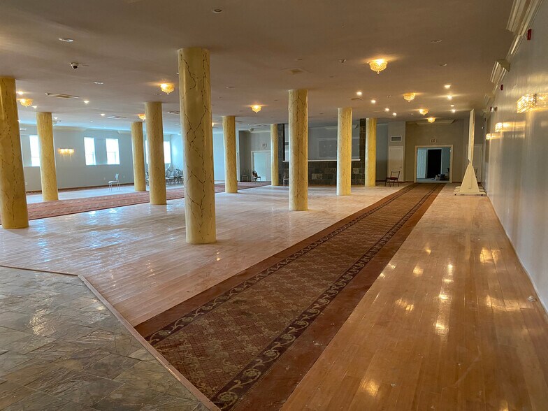 More Photos Of 2613 W Hunting Park Ave, Philadelphia Light Distribution For Lease