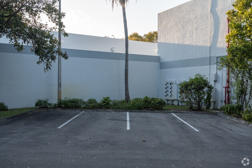 More Photos Of 2011 W State Road 84, Fort Lauderdale Warehouse For Sale