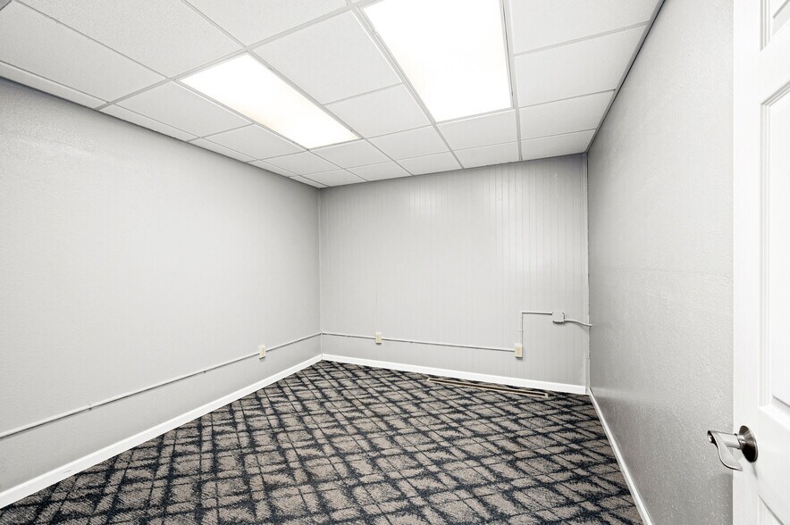 More Photos Of 350 Garfield Ave, Duluth Warehouse For Lease