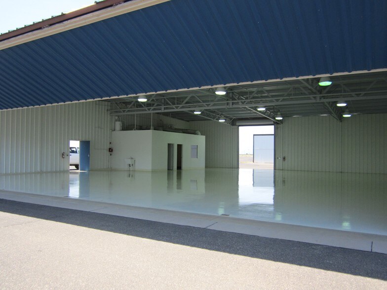 More Photos Of 6891 N Glen Harbor Blvd, Glendale Airplane Hangar For Sale