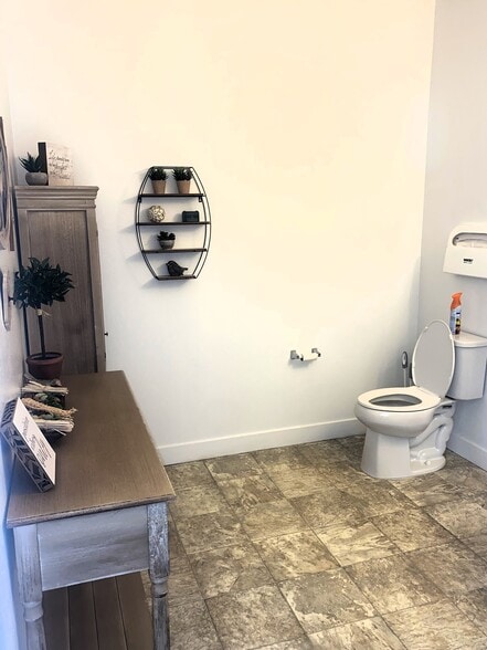 More Photos Of 202 Village Commons Blvd, Camarillo Storefront Retail Residential For Sale