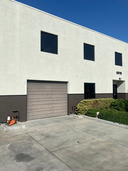Primary Photo Of 6917-6921 Valjean Ave, Van Nuys Showroom For Lease