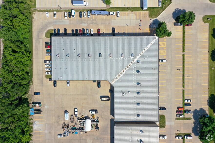 More Photos Of 3946-3998 NW Urbandale Dr, Urbandale Light Distribution For Lease