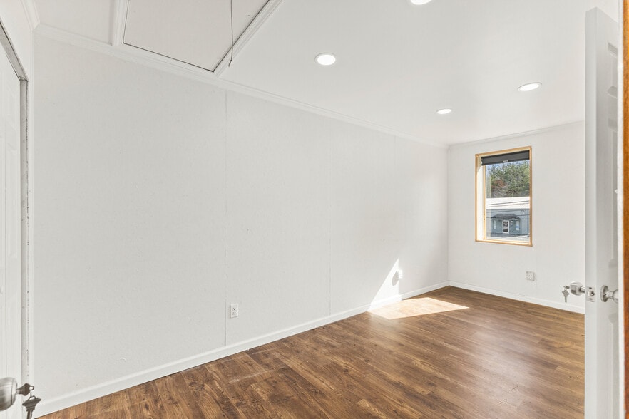 More Photos Of 309 E Springbrook Dr, Johnson City Flex For Lease