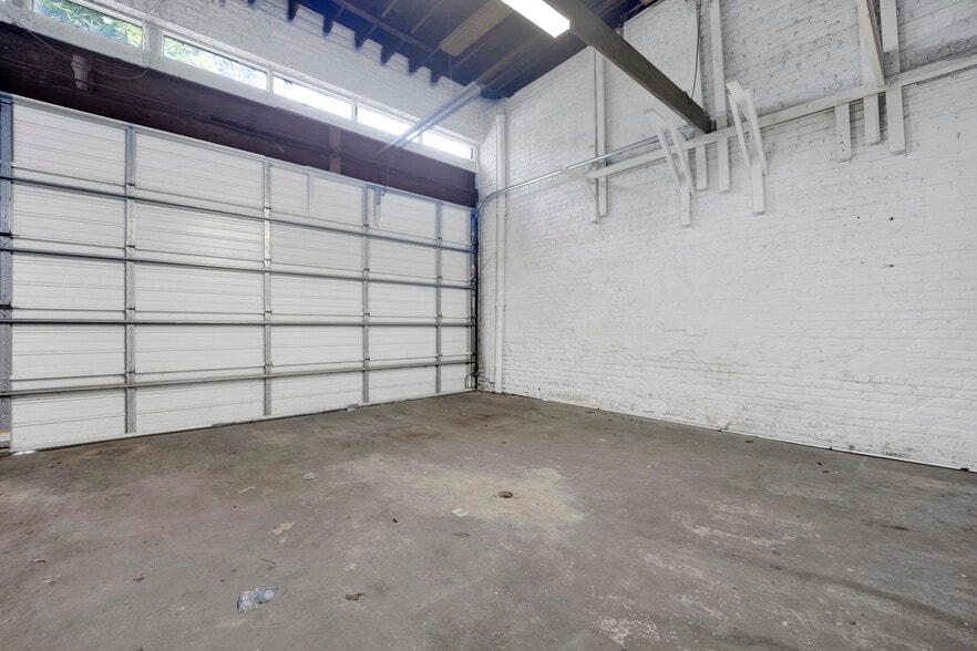 More Photos Of 7055 N Clark St, Chicago Storefront Retail Residential For Lease