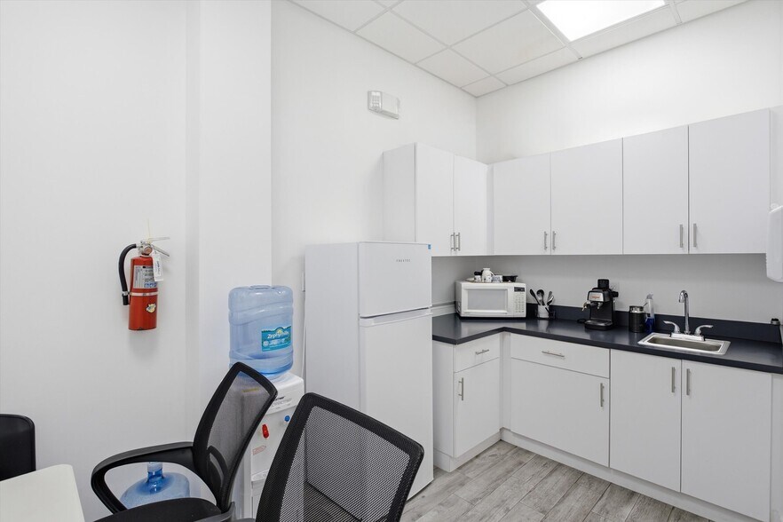 More Photos Of 10450 NW 33rd St, Doral Office For Sale