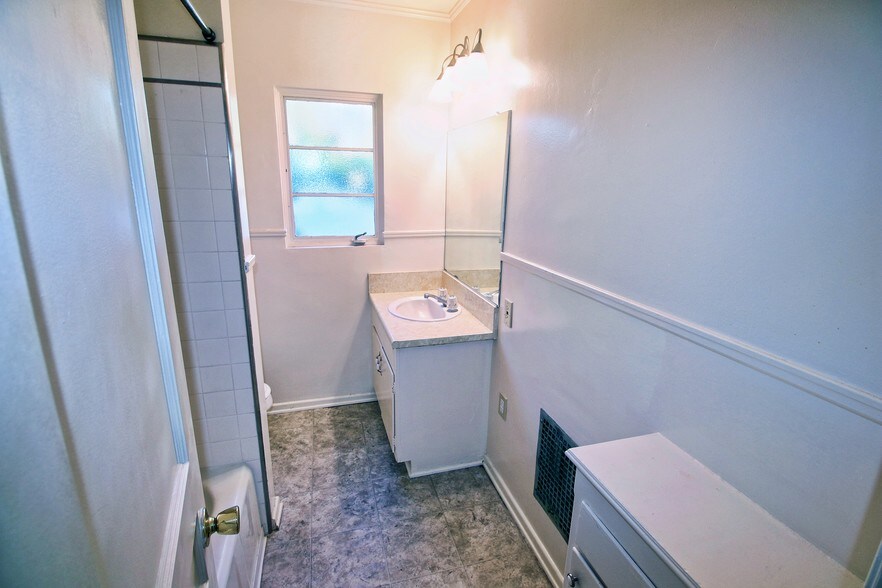 More Photos Of 140 N Pass Ave, Burbank Apartments For Sale