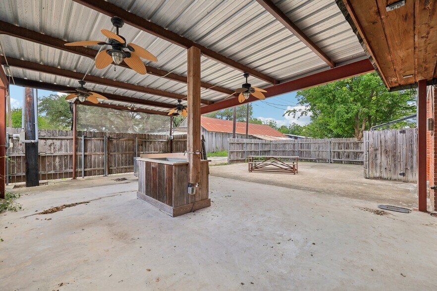 More Photos Of 113 N Main St, Moulton Bar For Sale