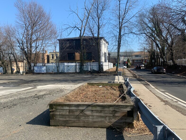 More Photos Of 1696 Bergen Tpke, Fort Lee Auto Dealership For Sale