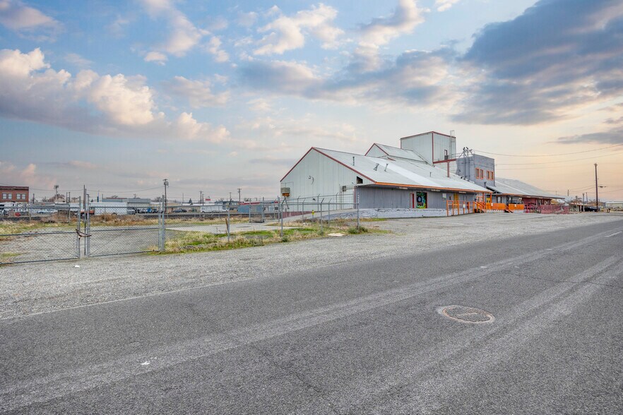 More Photos Of 206 N Benton St, Kennewick Warehouse For Lease