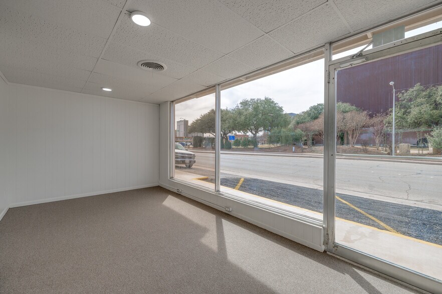 More Photos Of 623-627 Pine St, Abilene Storefront For Sale