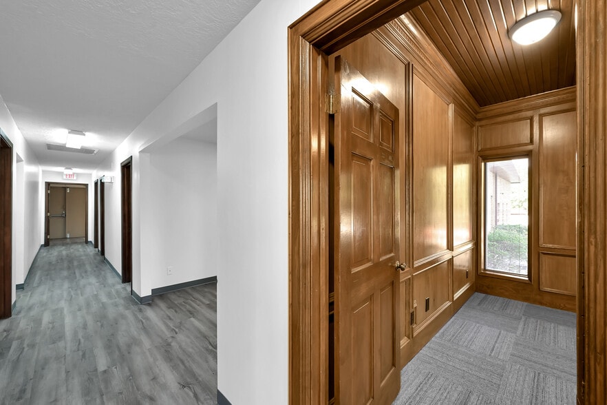 More Photos Of 903 Hillcrest Dr, Conroe Office For Sale