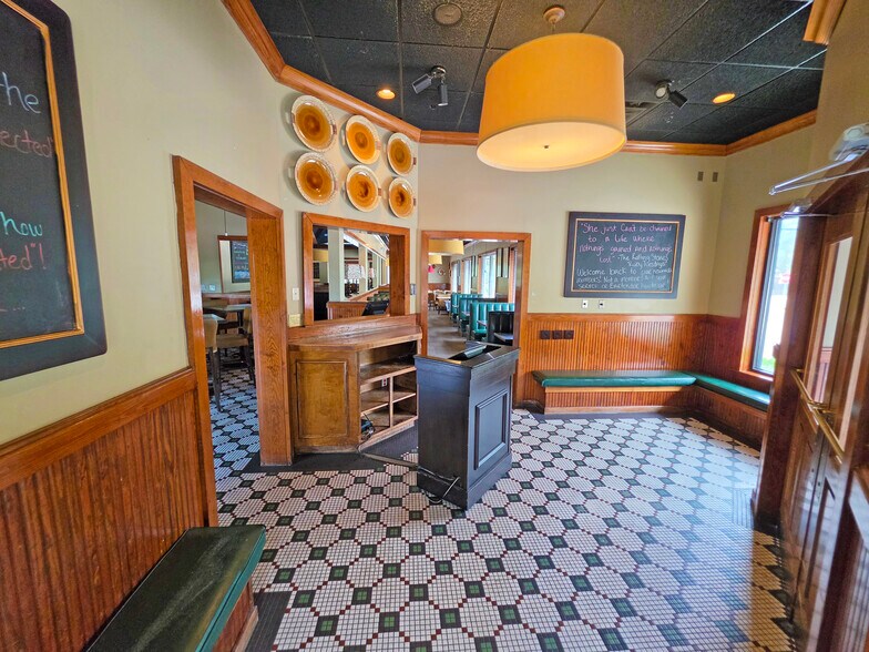 More Photos Of 9001 Park Royal Dr, Fort Myers Restaurant For Sale