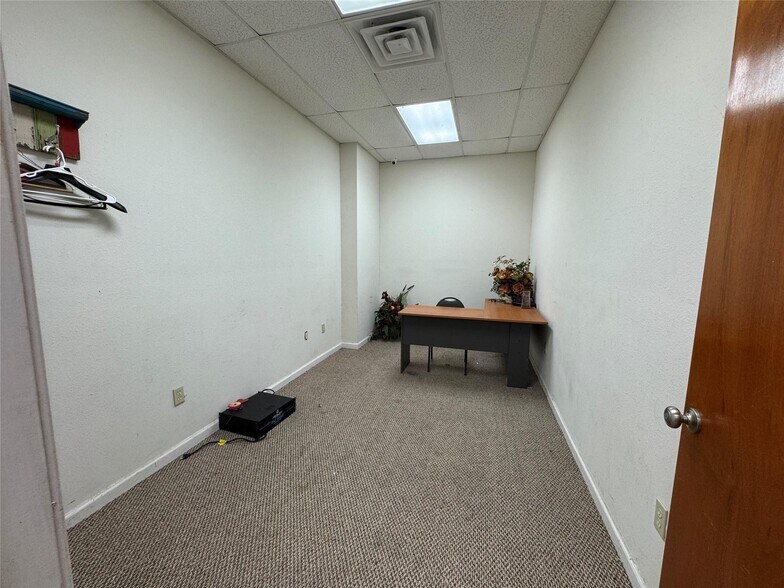 More Photos Of 1427 Russell Rd, Shreveport Office For Sale