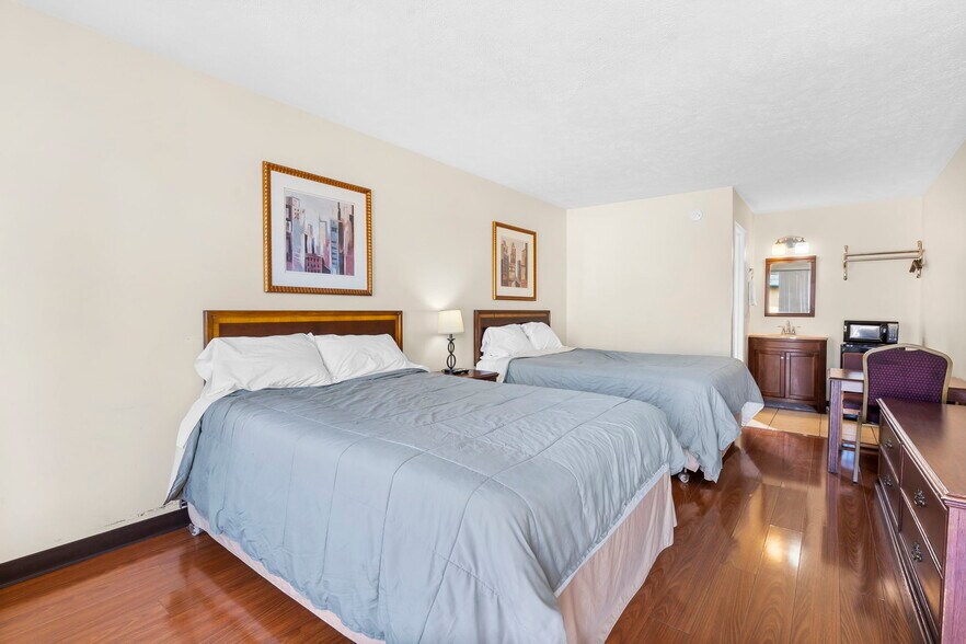 More Photos Of 1325 W Highway 76, Branson Hotel For Sale