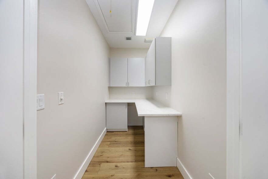 More Photos Of 871 106th Ave N, Naples Medical For Sale