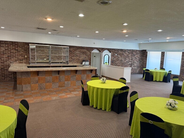 More Photos Of 8016 Arlington Expy, Jacksonville Hotel For Lease