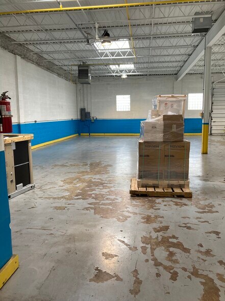More Photos Of 139-141 Crossen Ave, Elk Grove Village Warehouse For Lease