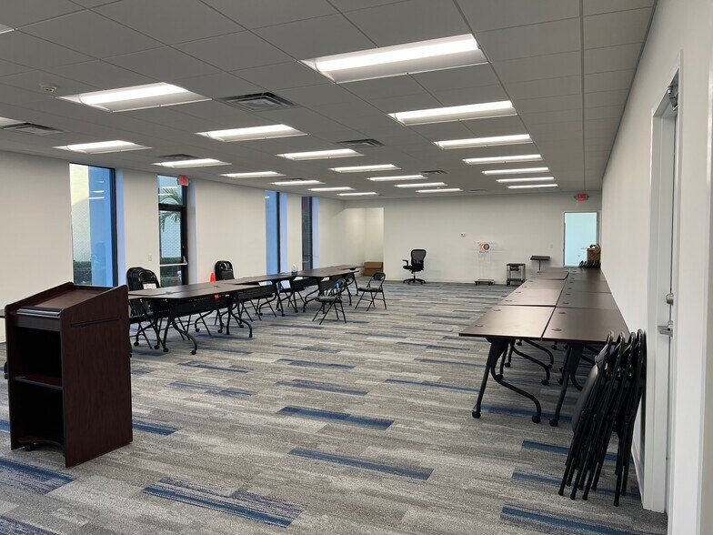 More Photos Of 5405 Diplomat Cir, Orlando Loft Creative Space For Lease