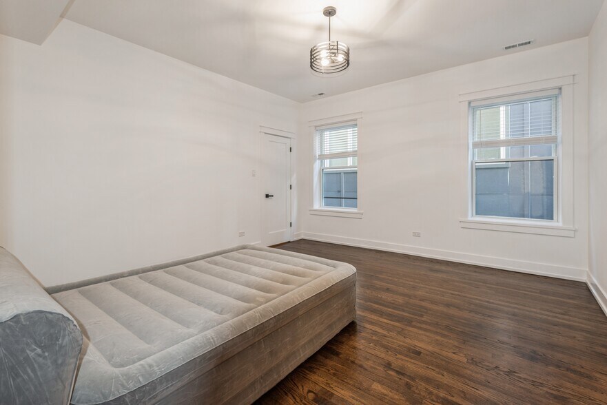 More Photos Of 1535 W Estes Ave, Chicago Multifamily For Sale
