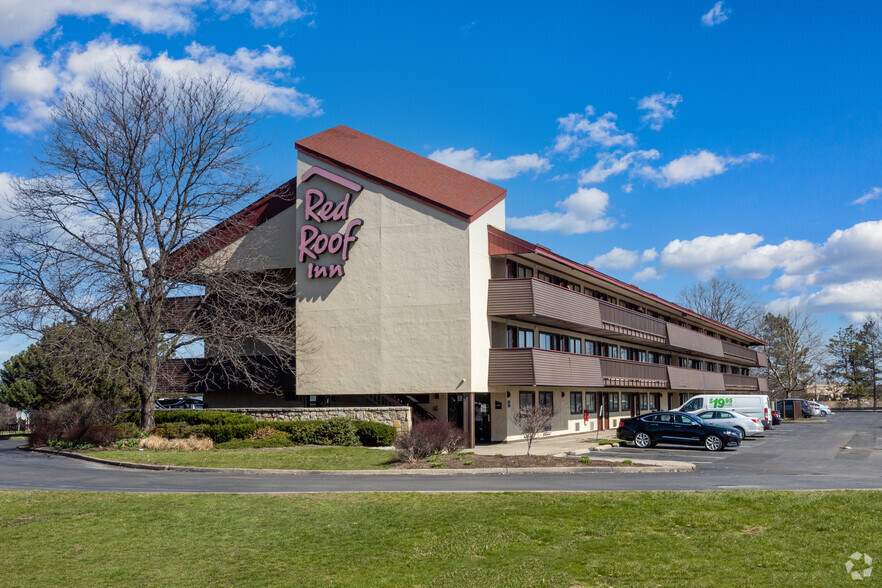 Primary Photo Of 6614 Thompson Rd, Syracuse Hotel For Sale