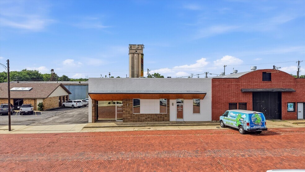 More Photos Of 118 W Chestnut St, Denison Office For Sale