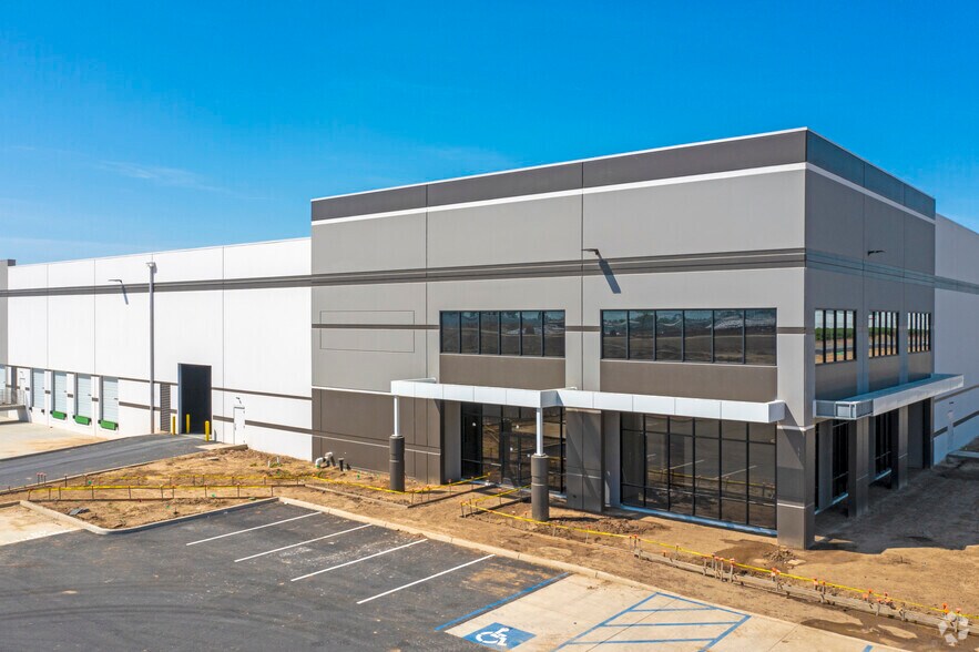 More Photos Of 8115 W Riggin Rd, Visalia Warehouse For Lease