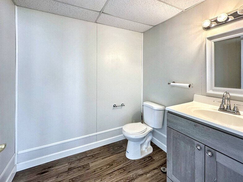 More Photos Of 1112 S Park Ave, Herrin Office For Lease