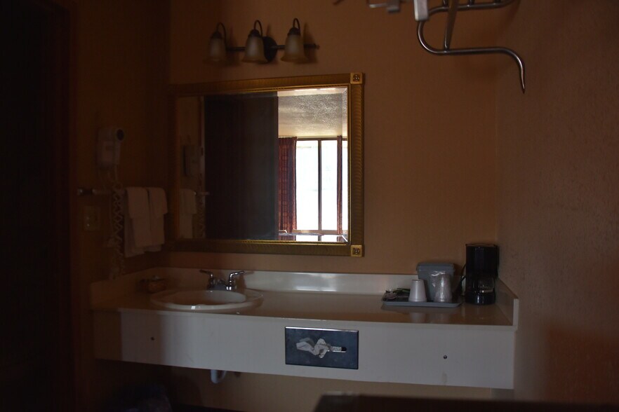 More Photos Of 1407 E Rusk St, Jacksonville Hotel For Sale