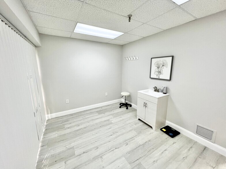 More Photos Of 2650 Bahia Vista St, Sarasota Medical For Sale