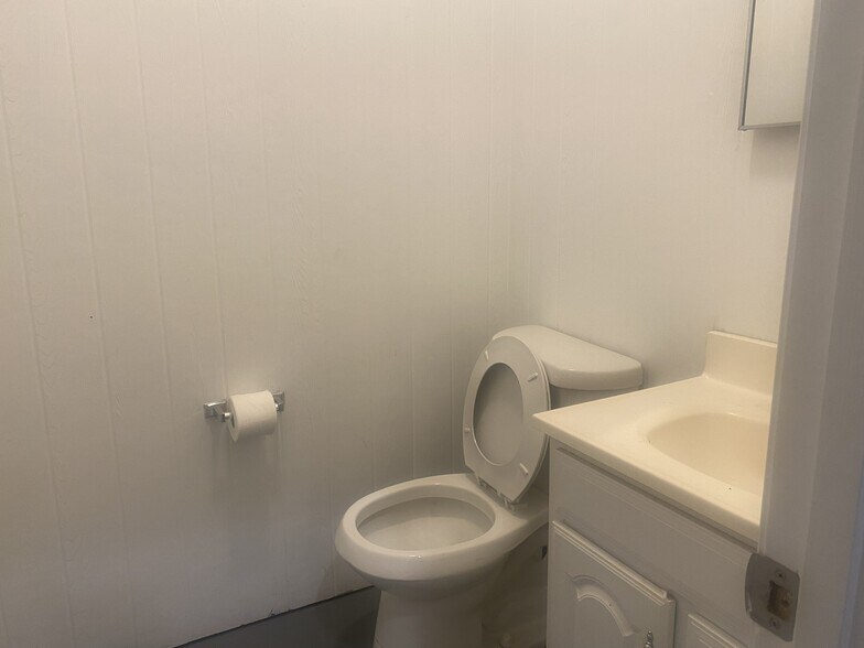 More Photos Of 305 E Arch St, Lancaster Flex For Sale